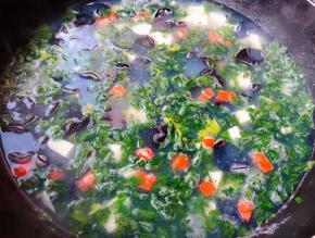 放入芹菜叶和胡萝卜大火煮开