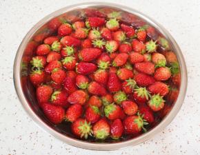 将草莓用淡盐水浸泡10分钟左右，冲洗干净。