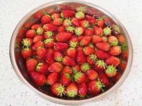 将草莓用淡盐水浸泡10分钟左右，冲洗干净。