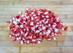 洗干净的草莓切成小块。