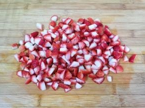 洗干净的草莓切成小块。