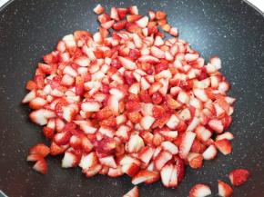 放入不粘锅，开小火煮。