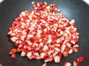 放入不粘锅，开小火煮。