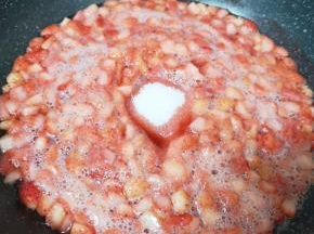 煮至出汁以后，放入糖搅拌均匀。