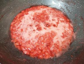 一直小火熬，中间不停的搅动。