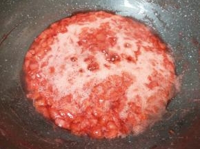 一直小火熬，中间不停的搅动。