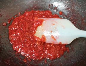 直至最后草莓果酱变的粘稠关火。