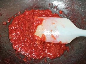 直至最后草莓果酱变的粘稠关火。