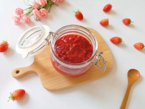 密封罐提前用开水烫一下消毒，控干水分，装入草莓果酱。