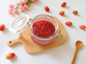 密封罐提前用开水烫一下消毒，控干水分，装入草莓果酱。