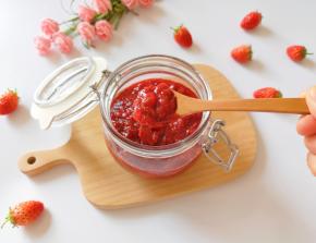 有大大的草莓果粒在里面。