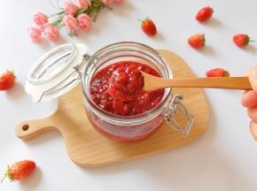 有大大的草莓果粒在里面。