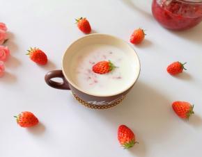 自己先做一杯果酱酸奶当下午茶。