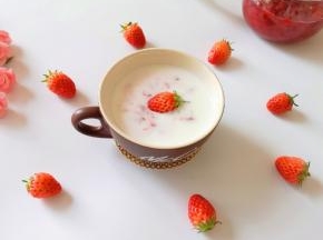 自己先做一杯果酱酸奶当下午茶。