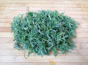 白蒿浸泡一下洗干净，控一下水分。