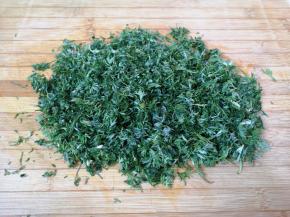 将白蒿切碎（白蒿比较难切，要有耐心）。