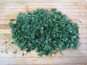 将白蒿切碎（白蒿比较难切，要有耐心）。