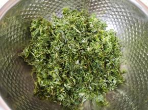 切碎的白蒿放入盆里。