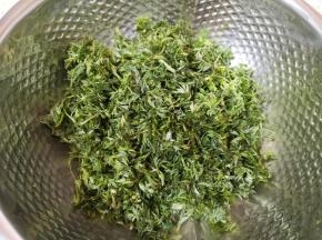 切碎的白蒿放入盆里。