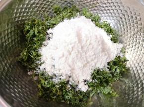 分次加入面粉。