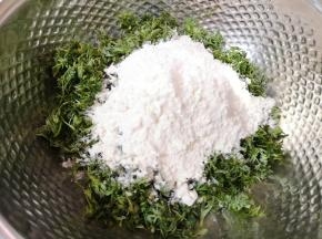 分次加入面粉。