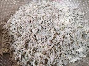 用手抓捏均匀，让所有的白蒿上面都裹上一层面粉。