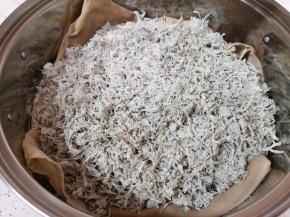 蒸锅里放水，将笼布打湿铺在篦子上，放上做好的白蒿，凉水入锅，上汽后转中火蒸20分钟关火。