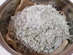 蒸锅里放水，将笼布打湿铺在篦子上，放上做好的白蒿，凉水入锅，上汽后转中火蒸20分钟关火。