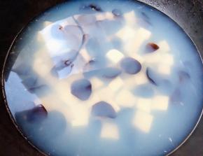 放入木耳中火煮两分钟