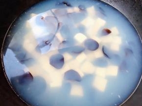 放入木耳中火煮两分钟