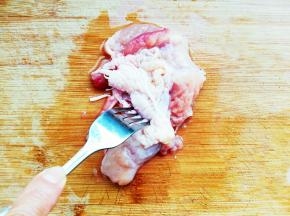 用叉子或者牙签扎些小孔，方便入味。