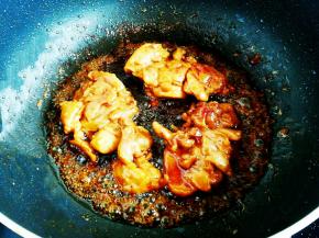 汤汁粘稠，鸡肉上色后关火出锅。保留一点儿汤汁，一会儿浇在鸡肉上，拌饭特别好吃。