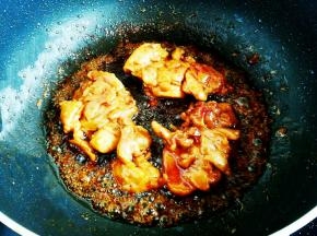 汤汁粘稠，鸡肉上色后关火出锅。保留一点儿汤汁，一会儿浇在鸡肉上，拌饭特别好吃。
