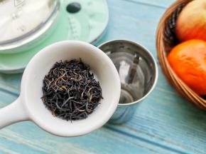 茶壶中倒入热水，将红茶放入养生壶中。