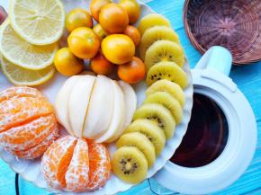 将所有水果倒入康佳养生壶中。