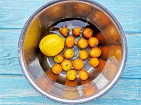 金桔、柠檬先用盐将表面搓一遍再洗净。