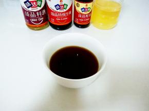 来调个料汁，蜂蜜1勺，酱油1勺，蚝油1勺，料酒2勺，清水2勺，搅拌均匀。