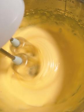 蛋黄放入碗中，加入白砂糖，柠檬汁。不要用太大底的碗和盆，那样不容易打发。大概需要打发四到五分钟。