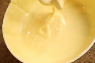 打到蛋黄浓稠发白，写8字不消失为止。
加入奶粉翻拌均匀，翻拌的时候时间不要长，会容易消泡。