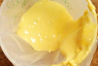 放入裱花袋，剪一个牙签儿那么大的小口