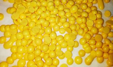 挤好后放入烤箱，烤箱90度40分钟。
由于每家烤箱都不一样，所以烤箱的温度需要大家自己摸索。
烤溶豆的时候最好是一层一层的烤，不要一次放入多层。