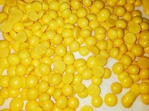 挤好后放入烤箱，烤箱90度40分钟。
由于每家烤箱都不一样，所以烤箱的温度需要大家自己摸索。
烤溶豆的时候最好是一层一层的烤，不要一次放入多层。