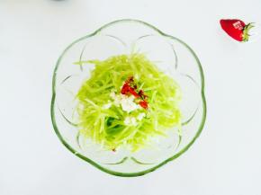 出水后沥干水分，放入切好的蒜末，辣椒碎，花椒。