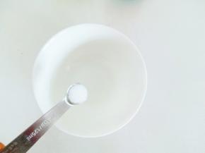 来调个汁：取一个小碗，放入1勺盐。