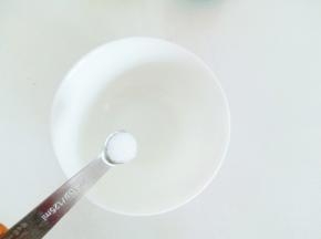 来调个汁：取一个小碗，放入1勺盐。