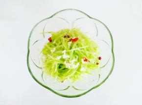 油热捞出花椒不要，趁热泼在莴笋丝上。