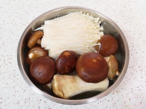 杏鲍菇、香菇和金针菇分别洗干净，放入淡盐水里面浸泡半个小时，去除一下菌菇里面特殊的味道。