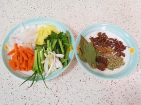 小葱洗干净切成段，洋葱洗干净，取一半切成条，生姜去皮洗干净，取一半切成片，胡萝卜洗干净去皮切成条，芹菜洗干净切成段。准备好花椒、八角、桂皮、草果、香叶和小茴香。