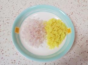 剩下的一半洋葱和生姜分别剁成碎末备用。