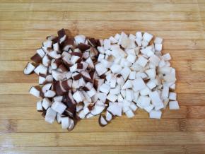 浸泡过的杏鲍菇和香菇控一下水分切成1cm左右的小块。